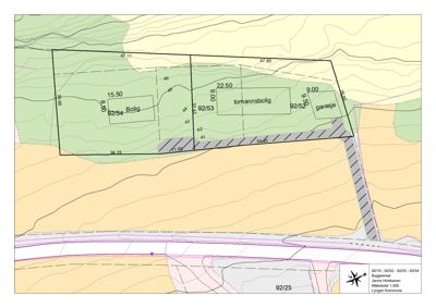 Situasjonsplan som viser tomtens grenser, høydemålinger (konturlinjer), nabotomter, eksisterende bygninger (bolig, garasje) og eiendomsnummer.