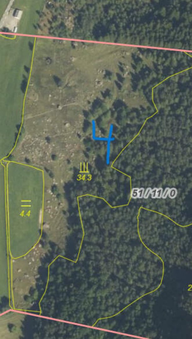 Flyfoto eller satellittbilde av et område med overlagte gule linjer som definerer eiendelsgrenser, og tekst som angir areal (m²) og eiendelsnummer.