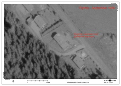 Flyfoto fra 1985 med overlagte koordinater og tekst om bygningens plassering.