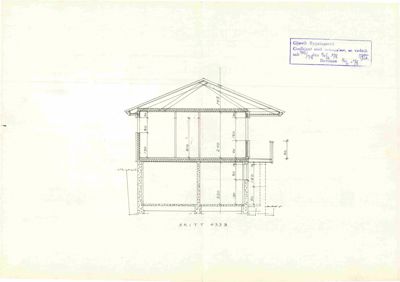 Snittegning som viser bygningens konstruksjon, høyder og romfordeling i tverrsnitt.