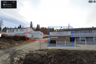 Fotografi av eksisterende hus og tomter sett fra en vei, med digitale markører (rød og blå boks) som indikerer spesifikke bygninger.