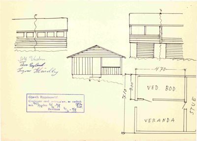Fasadetegning som viser bygningens utsyn fra tre ulike vinkler (for, side og bak), samt en planutsnitt med romfordeling (VED. BOD, STUE, VERANDA).
