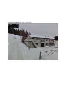 Fotografi av en bygning (hus) sett fra utsiden, med snø på bakken og i taket. Bildet er et utklipp fra Google Street View.