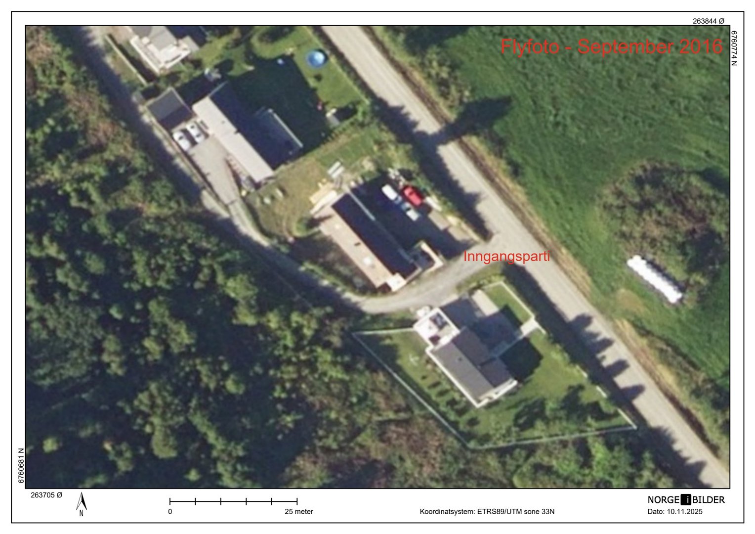 Flyfoto av et bygganlegg med overlagte merkelinjer og tekst (Inngangsparti, Norgebilder-logo).