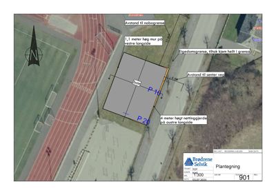 Situasjonsplan som viser tomtens plassering i forhold til nabolag, vei og eiendomsgrenser, med angitte avstander og høydemål for hegn/murer.