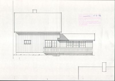 Fasadetegning som viser bygningens utside med vinduer, tak og veranda.