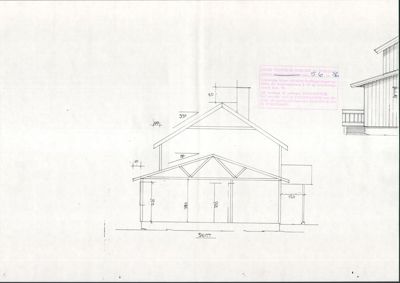En tegning som viser fasaden til en bygning sett fra siden, med mål og vinkler.
