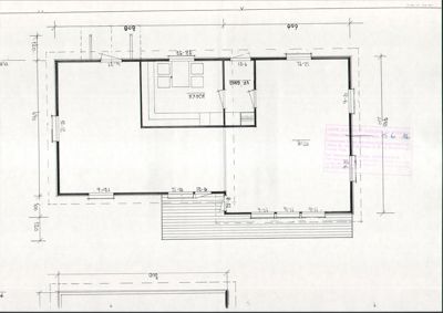 Etasjeplan med romfordeling, mål og innredningssymboler