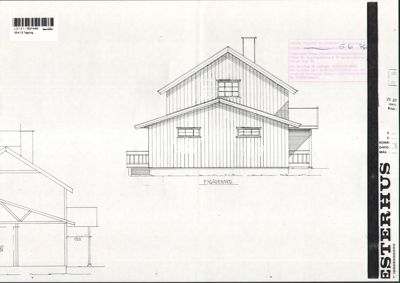 Fasadetegning av en bygning med skråtak, vinduer og balkonger.