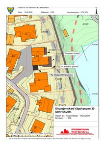 Situasjonskart som viser tomtens beliggenhet, nabotomter, høydeforhold (konturlinjer) og planlagte endringer som ny biloppstillingsplass og utvidet terrasse.