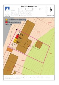 Situasjonskart som viser eiendomsnummer, adresse og plassering av eksisterende og planlagt tilbygging (balkong) i forhold til naboeiendommer.