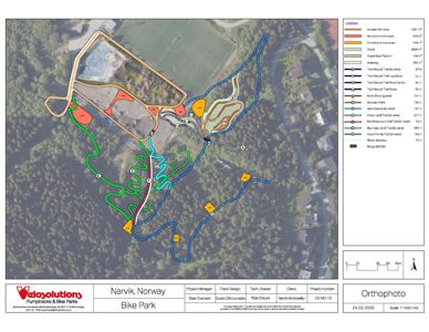 Et ortofoto (flyfoto) av et terreng med overlagte ruter og områder for en sykkelpark i Narvik.