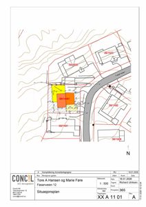 Situasjonsplan som viser tomtens plassering i forhold til nabolag, vei (Fasanveien) og topografi.