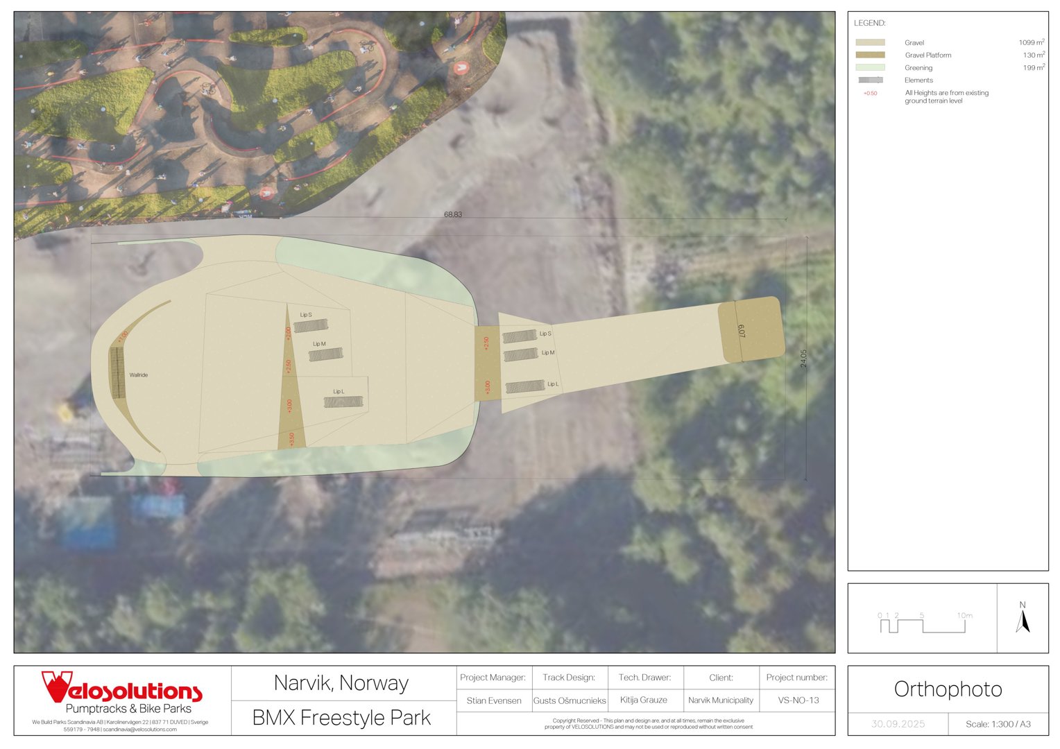 Et ortofoto (luftfoto) av et BMX-freestyle-område med overlagte tegninger som viser planlagt terreng og anlegg.