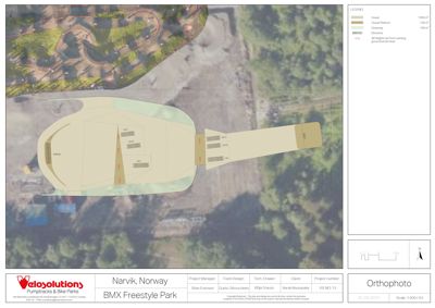 Et ortofoto (luftfoto) av et BMX-freestyle-område med overlagte tegninger som viser planlagt terreng og anlegg.