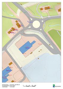 Situasjonsplan som viser bygningers plassering i forhold til veier, vann og terrengkonturer.