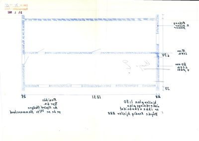 En håndtegnet etasjeplan (eller grunnplan) som viser romfordeling, dimensjoner og veggtykkelser.