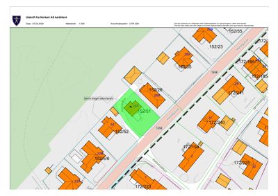 Situasjonsplan (tomtekart) som viser eiendomsnummer, bygninger og veier i området.