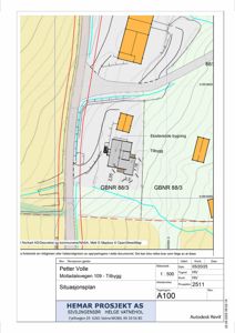Situasjonsplan som viser tomtens form, eksisterende bygninger, planlagt tilbygg, og omgivelsene.