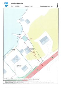 Situasjonsplan for Kinsarvikvegen 1098 som viser tomtegrenser, nabobebyggelse, veier og høydemål.