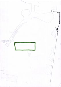 Situasjonsplan som viser en tomtegrense (grønn rektangel) i forhold til nabolag og veier.