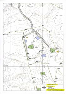 Situasjonsplan som viser tomtens beliggenhet i forhold til omgivelsene, inkludert høydekurver (konturlinjer), eksisterende bygninger og vegforhold.