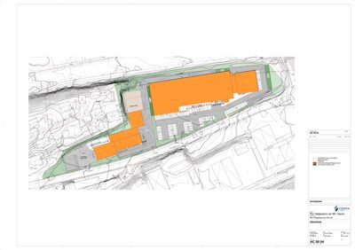 Situasjonsplan som viser tomtens form, bygningers plassering (markert med oransje), veier og omgivelsene.