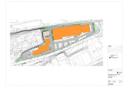 Situasjonsplan som viser bygningenes plassering i forhold til tomme, vegger og terrengforhold.