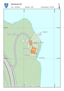 Situasjonsplan som viser bygningenes plassering på tomt, omgivende terreng (konturlinjer), eiendomsgrenser og infrastruktur.