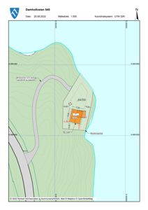 Situasjonsplan som viser tomtens beliggenhet, form og grenser i forhold til omgivelsene, inkludert eksisterende vei og eiendomsgrenser.