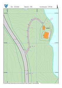 Situasjonsplan som viser tomtens beliggenhet i forhold til vei (FV1316), høydekurver, vann og eksisterende/planlagt bebyggelse.
