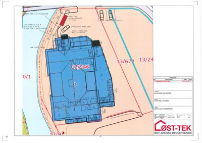 Situasjonsplan som viser tomtens grenser (13/246), plassering av bygninger, parkeringsområder og tilstøtende eiendommer.