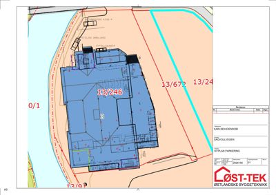Situasjonsplan som viser bygningens plassering i forhold til nabotomter, veier og parkeringsområder.