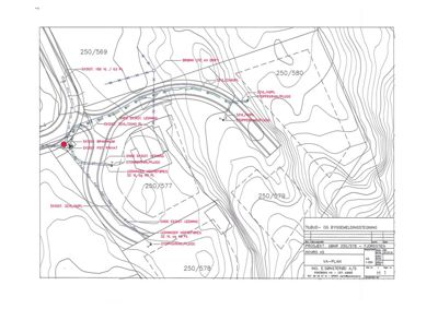 Situasjonsplan med topografi (høydekurver), eksisterende ledninger og bygningsspor.