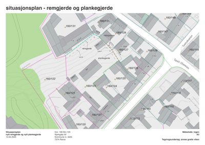 Situasjonsplan som viser tomtens beliggenhet i forhold til naboer, gater (Kjerksgata 50, Spell Olaveien) og planlagte eller eksisterende gjerder (remgjerde og plankegjerde).