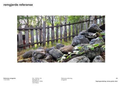 Fotografi av et utvendig remgjerde med steinmur og granittstein i bakgrunnen.