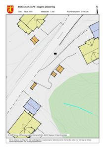 Situasjonsplan som viser dagens plassering av bygninger på tomten med omgivende infrastruktur og terreng.