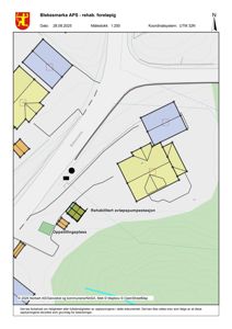 Situasjonsplan som viser bygningenes plassering i forhold til hverandre og omgivelsene, inkludert veier og terrengforhold.