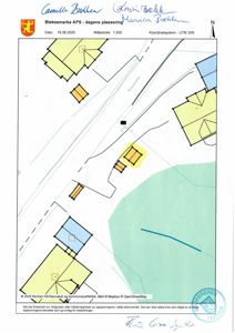 Situasjonsplan som viser dagens plassering av bygninger på tomten med tilhørende veier og naturarealer.
