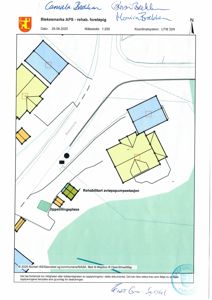 Situasjonsplan som viser bygningenes plassering på tomten, med angivelse av naboeiendom, vei og andre relevante områder.