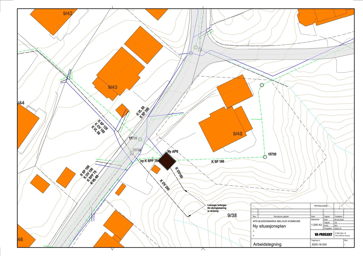 Situasjonsplan som viser tomtens beliggenhet i forhold til nabolag, vegger og høydeforhold.