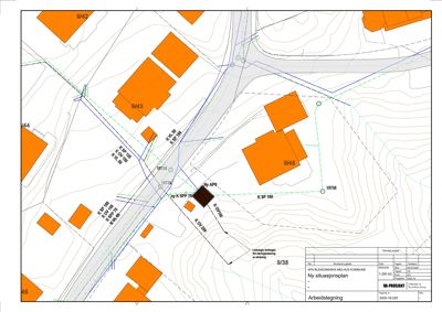 Situasjonsplan som viser tomtens beliggenhet i forhold til nabolag, vegger og høydeforhold.