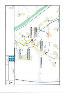 Situasjonsplan som viser en ny planlagt trafikaløsning (gule og blå linjer) med tilhørende kabelføringer (grønne linjer) i forhold til eksisterende infrastruktur og eiendommer.