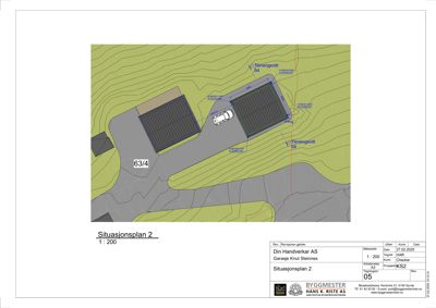 Situasjonsplan som viser tomtens form, terrengforhold (konturlinjer), plassering av bygninger (garasjer) og tilkomstvei.