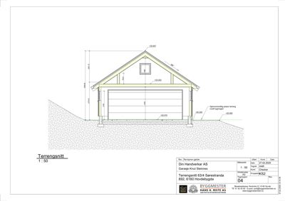 Tegning som viser et tverrsnitt gjennom en garasje, inkludert høyder, terrengforhold og konstruksjon.
