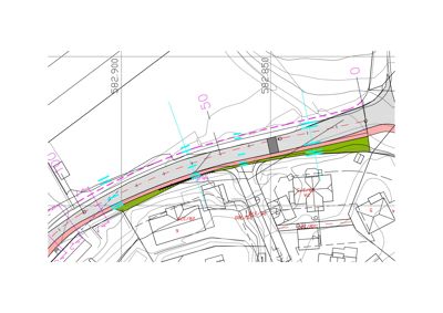Situasjonsplan som viser etasjeplaner, bygningers plassering, høydemål (konturer) og en markert grønn sone langs en vei.