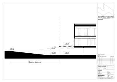 Tegning som viser detaljert oppriss av en støttemur med høydemål og konstruksjonslinjer.