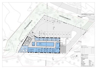 Situasjonsplan som viser bygningens plassering på tomten i forhold til nabolag, terrengforhold, isolasjonsbelter og tilkomstveier.