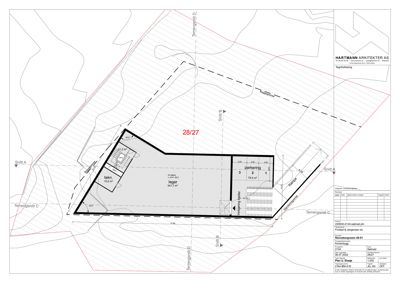 Situasjonsplan som viser tomtens form, grenser, terrengkonturer, bygningers plassering og omgivelser.