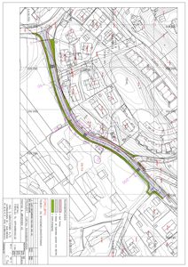 Situasjonsplan som viser et forslag til ny vei (grønn linje) i forhold til eksisterende bebyggelse, høydemålerlinjer og topografi.